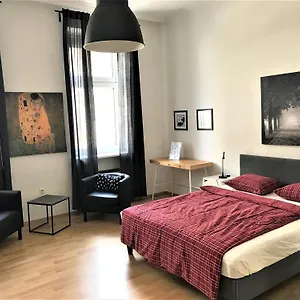 & Near Reumannplatz Appartement